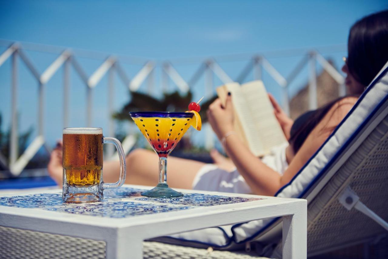 Hotel Luxury Patio Azul (Adults Only) 巴亞爾塔港 外观 照片 A woman reading a book by the pool