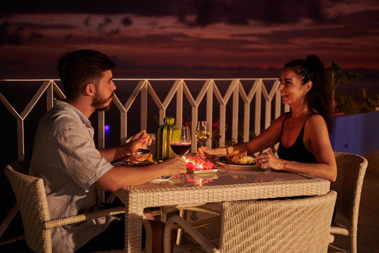 Hotel Luxury Patio Azul (Adults Only) 巴亞爾塔港 外观 照片 A couple dining at a restaurant