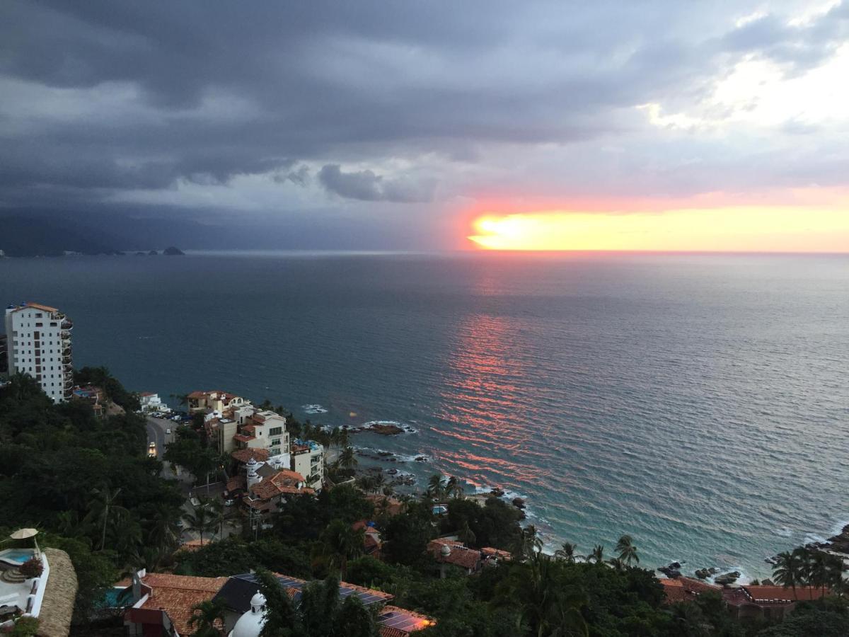 Hotel Luxury Patio Azul (Adults Only) 巴亞爾塔港 外观 照片 Sunset over the Pacific Ocean in Puerto Vallarta, Mexico