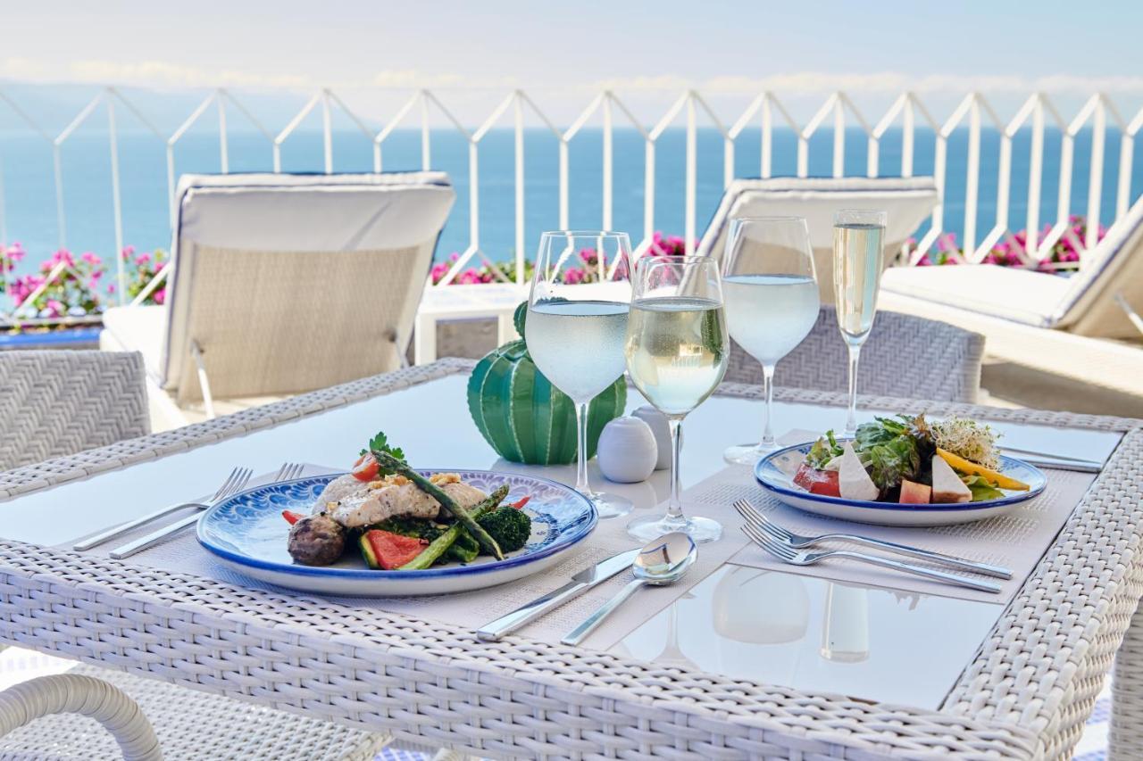 Hotel Luxury Patio Azul (Adults Only) 巴亞爾塔港 外观 照片 A typical Mediterranean lunch
